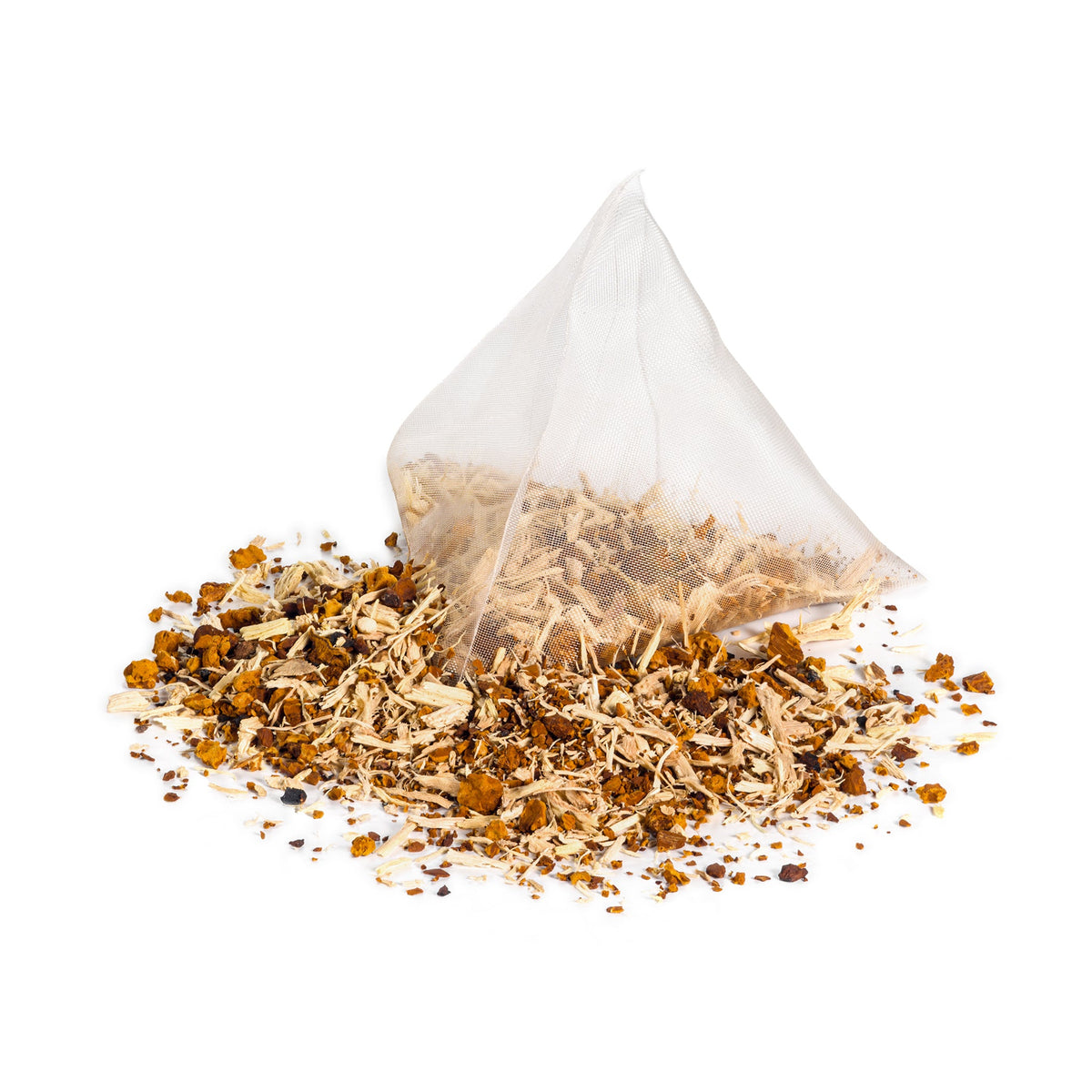 Gebrühte Tasse Chaga-Tee mit Eleuthero-Wurzel