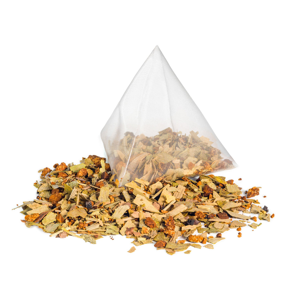 Gebrühte Tasse Ginkgo Biloba-Tee mit Chaga-Aufguss